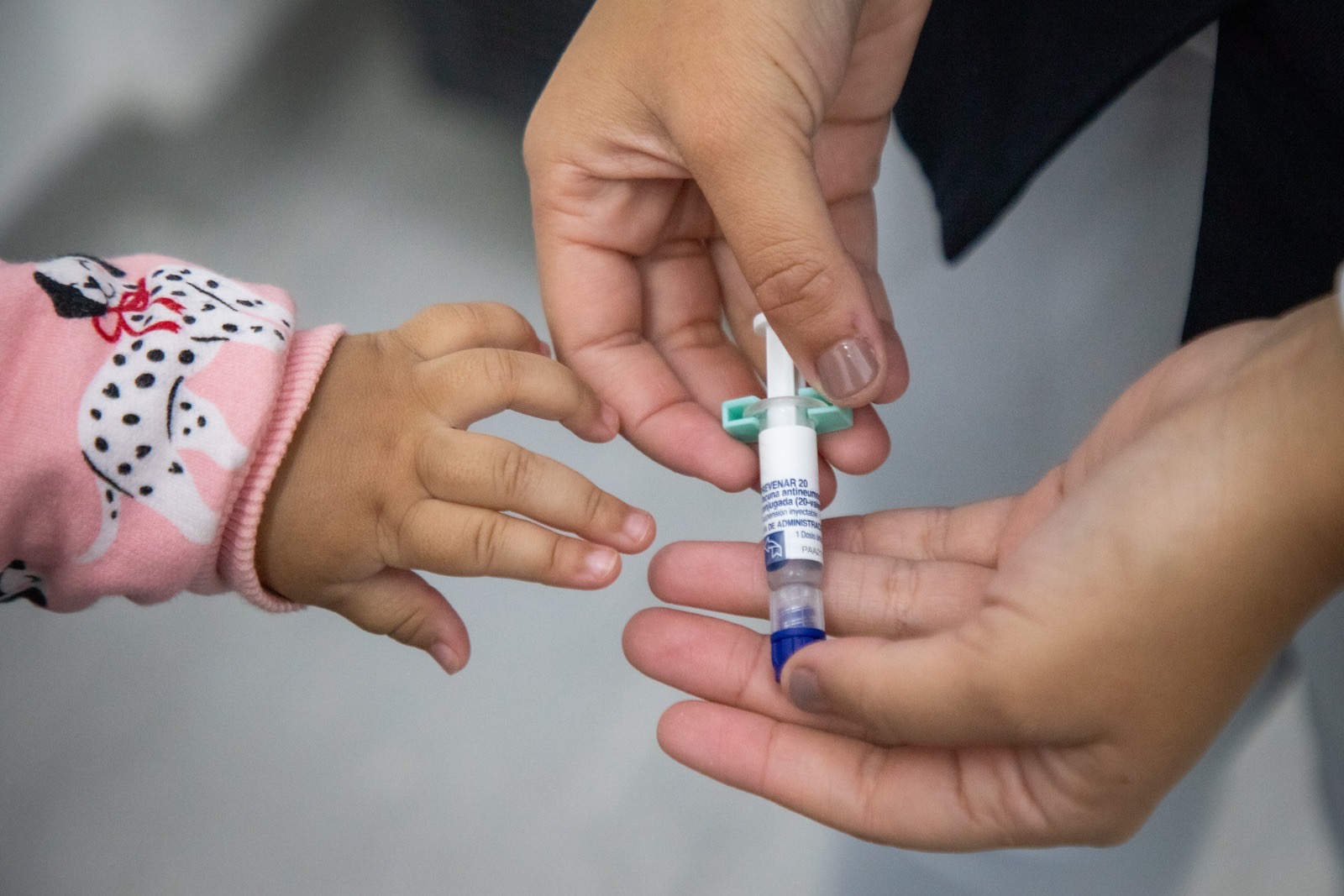 Vacinação já está disponível em todo o país. Imunizante incorporado ao SUS protege contra 20 sorotipos da bactéria causadora de doenças graves, como pneumonia e meningite