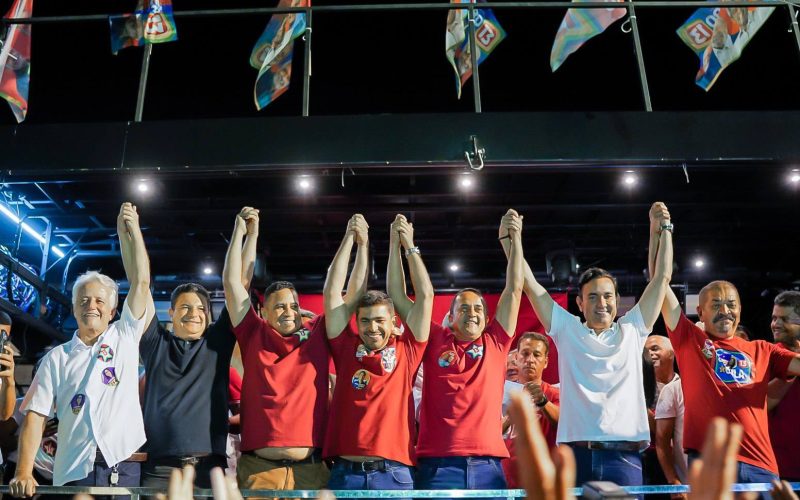 Prefeito do União Brasil de ACM Neto sobe em palanque de Jerônimo e cola adesivo do 13 no peito