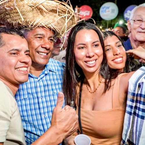 Um dia após prefeito declarar apoio a ACM Neto, Jerônimo é recebido nos braços do povo no São João de Senhor do Bonfim; assista