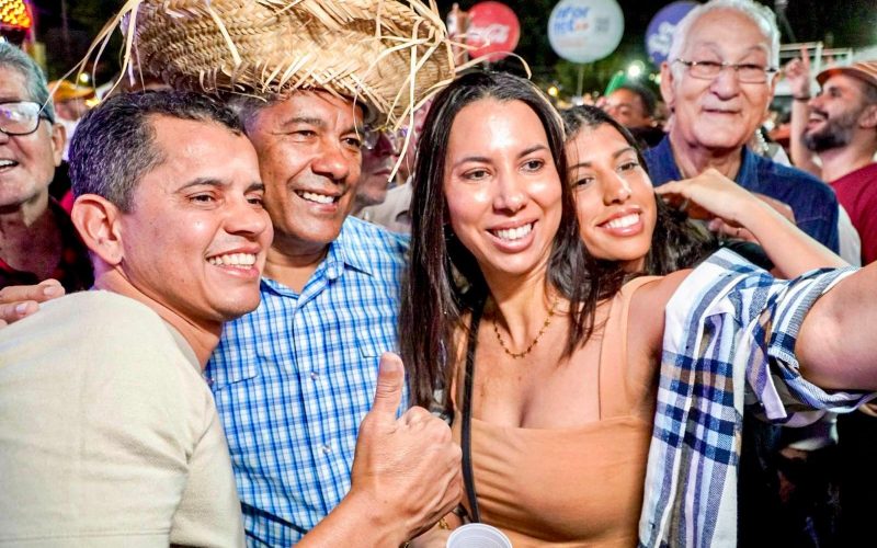 Um dia após prefeito declarar apoio a ACM Neto, Jerônimo é recebido nos braços do povo no São João de Senhor do Bonfim; assista