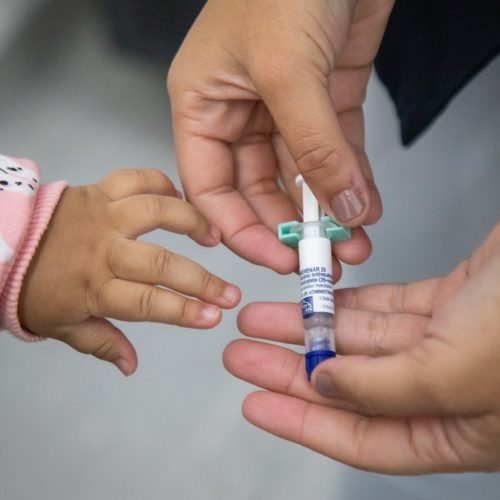 Vacinação já está disponível em todo o país. Imunizante incorporado ao SUS protege contra 20 sorotipos da bactéria causadora de doenças graves, como pneumonia e meningite