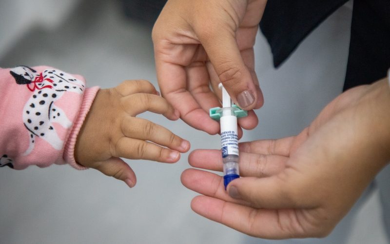 Vacinação já está disponível em todo o país. Imunizante incorporado ao SUS protege contra 20 sorotipos da bactéria causadora de doenças graves, como pneumonia e meningite