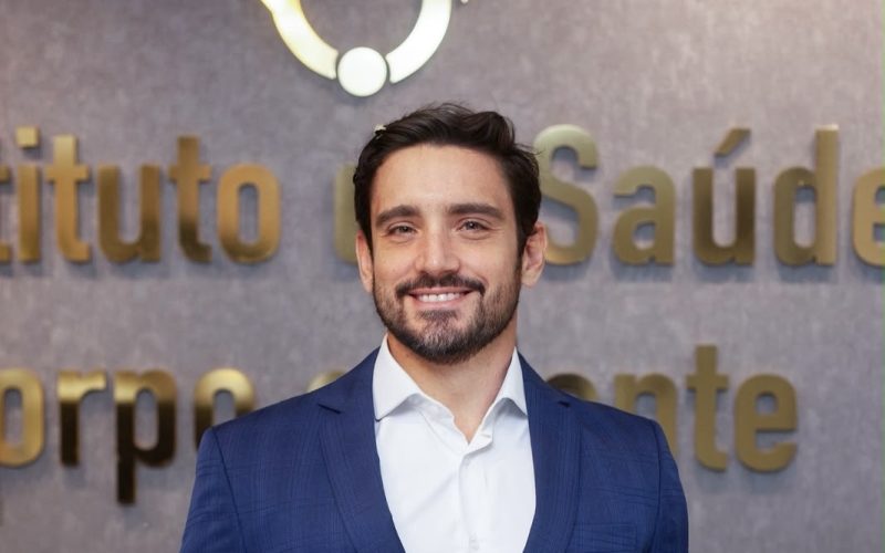 Médico Rodrigo Chinelli explica que sintomas frequentemente naturalizados podem indicar desequilíbrios hormonais, nutricionais ou metabólicos e reforça a importância de uma avaliação individualizada