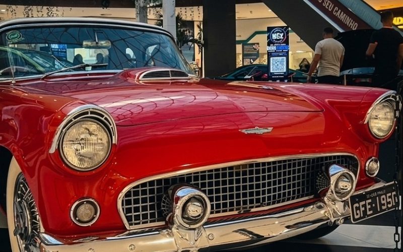 Mostra no Shopping Paralela reúne oito veículos de diferentes épocas e estilos na Praça de Eventos II