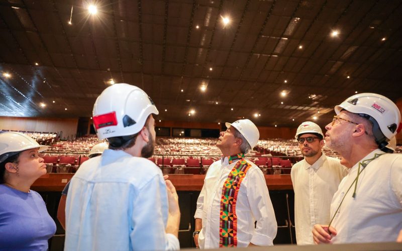 Jerônimo Rodrigues visita obra do Teatro Castro Alves, que reabre ao público em 1º de julho